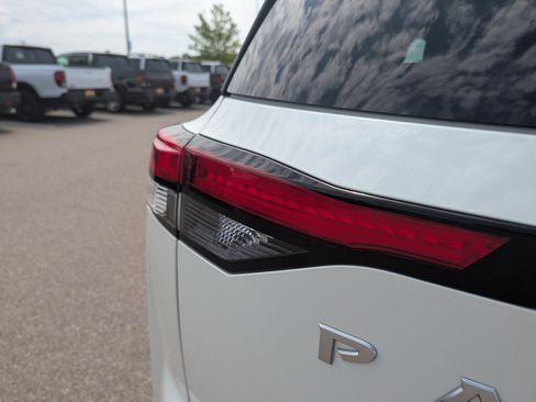 Used 2023 Nissan Pathfinder SV AWD/4WD image 17