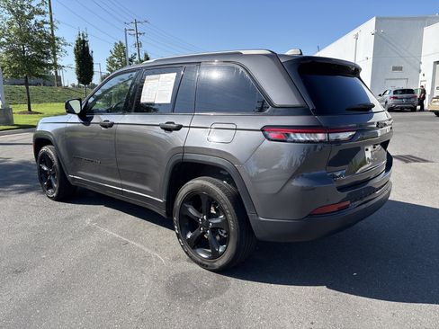 Used 2023 Jeep Grand Cherokee Altitude AWD/4WD image 7
