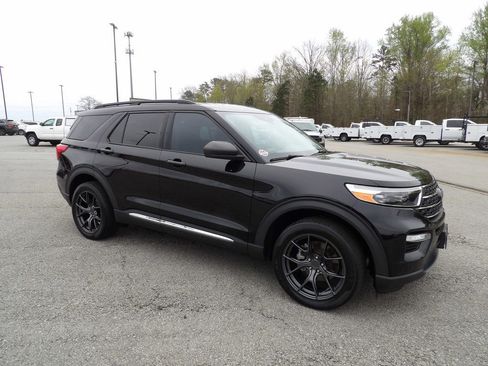 Used 2022 Ford Explorer XLT w/ Equipment Group 202A image 10