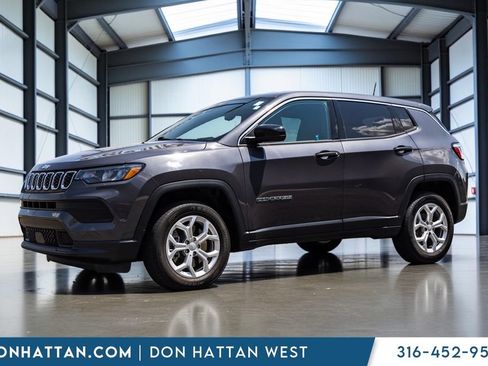 Used 2024 Jeep Compass Sport AWD/4WD image 2