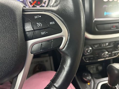 Used 2015 Jeep Cherokee Limited w/ Luxury Group image 37