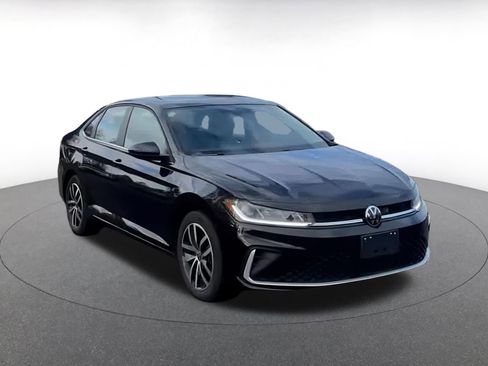 Used 2025 Volkswagen Jetta SE image 2