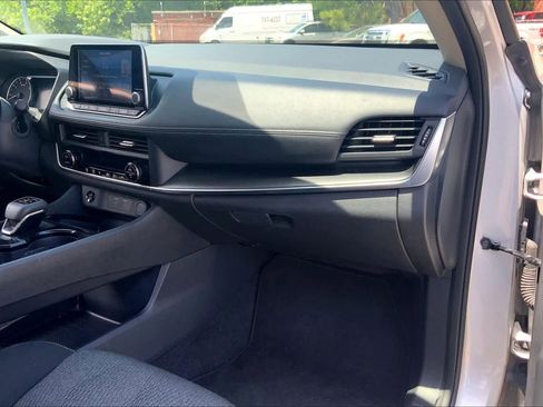 Used 2025 Nissan Rogue SV FWD image 19