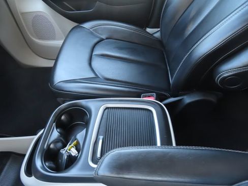 Used 2023 Chrysler Pacifica Touring-L FWD image 35