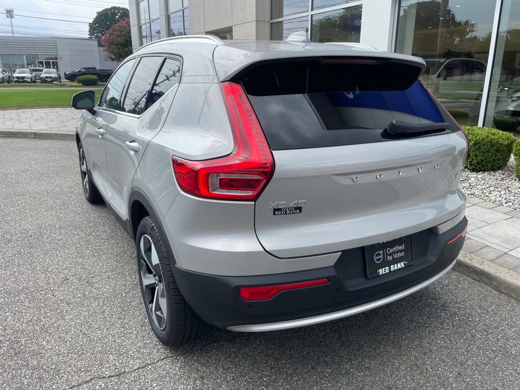 Used 2025 Volvo XC40 B5 Plus AWD/4WD image 3