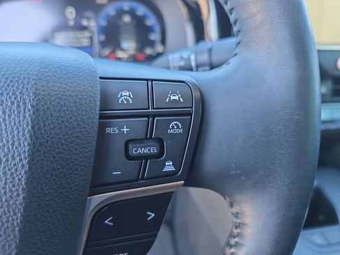 Used 2023 Toyota Crown Limited image 17