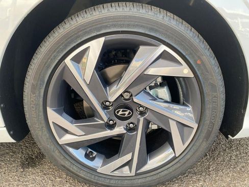 New 2025 Hyundai Elantra SEL image 9