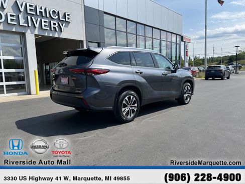Used 2021 Toyota Highlander XLE AWD/4WD image 9
