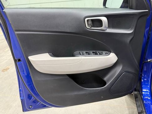 Used 2023 Hyundai Venue SEL image 16