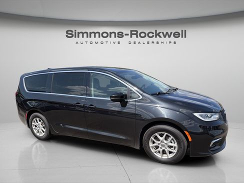 Used 2023 Chrysler Pacifica Touring-L FWD image 6