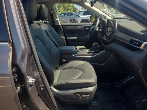 Certified 2025 Toyota Highlander Limited AWD/4WD image 17