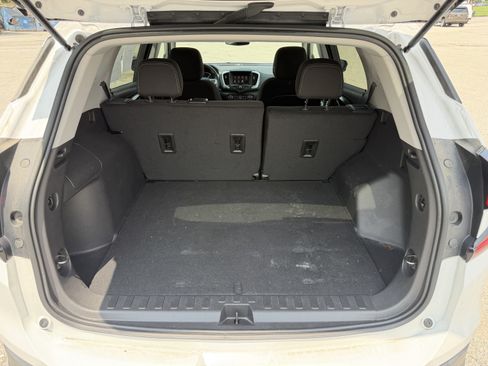 Used 2024 GMC Terrain SLE w/ Driver Convenience Package FWD image 9