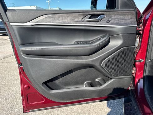 Used 2023 Jeep Grand Cherokee Limited image 13