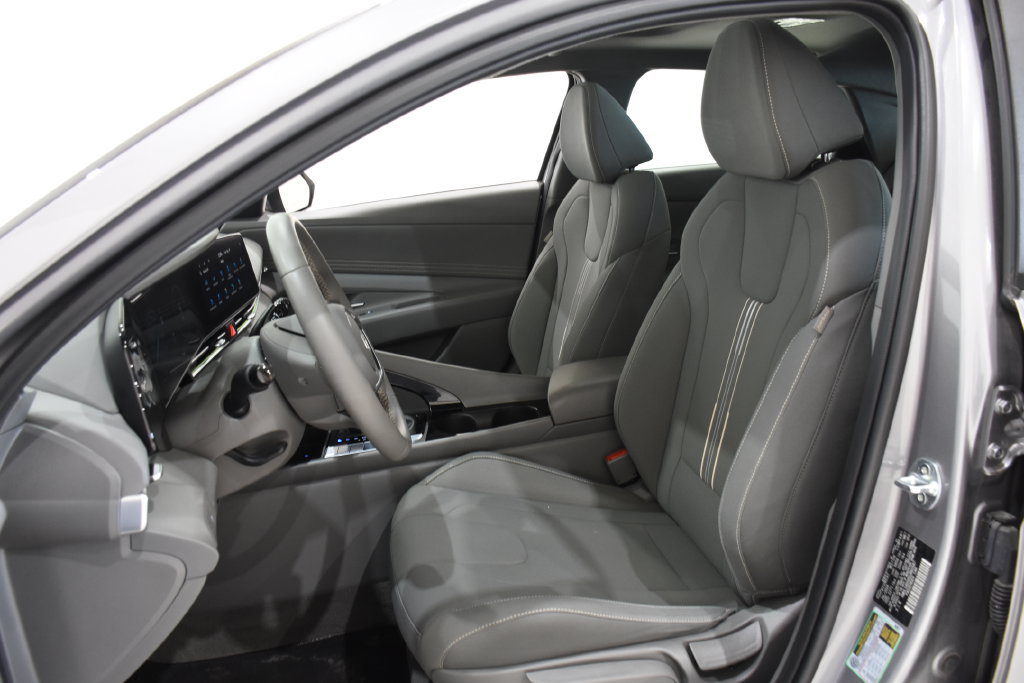 Used 2025 Hyundai Elantra SEL FWD image 26