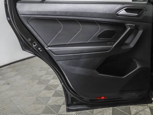 Used 2023 Volkswagen Tiguan SE w/ Panoramic Sunroof Package image 40