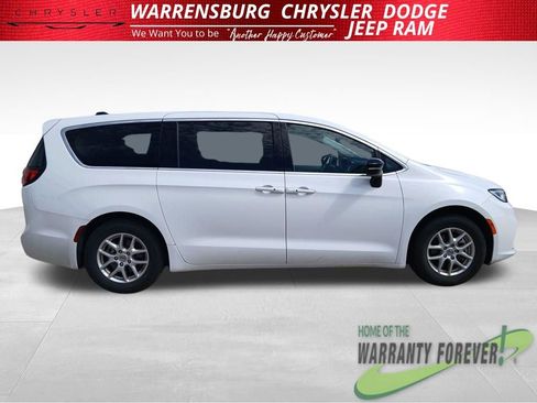 Used 2024 Chrysler Pacifica Touring-L FWD image 2