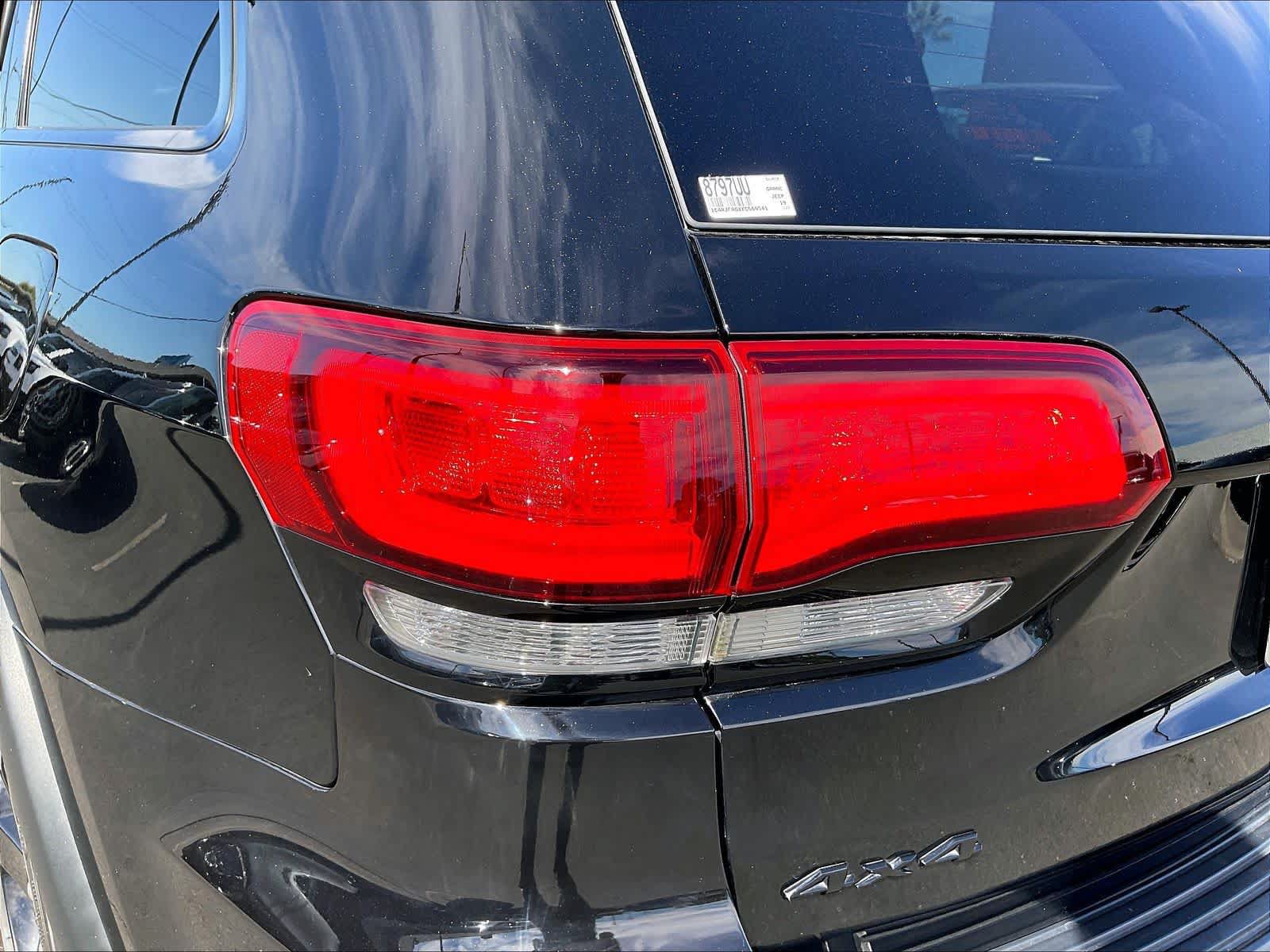 Used 2019 Jeep Grand Cherokee Laredo AWD/4WD image 31