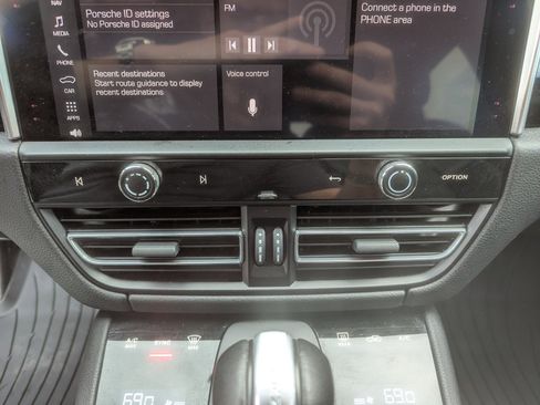 Used 2023 Porsche Macan image 23