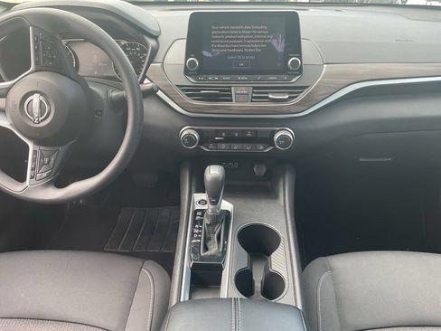 Used 2025 Nissan Altima 2.5 SV FWD image 10