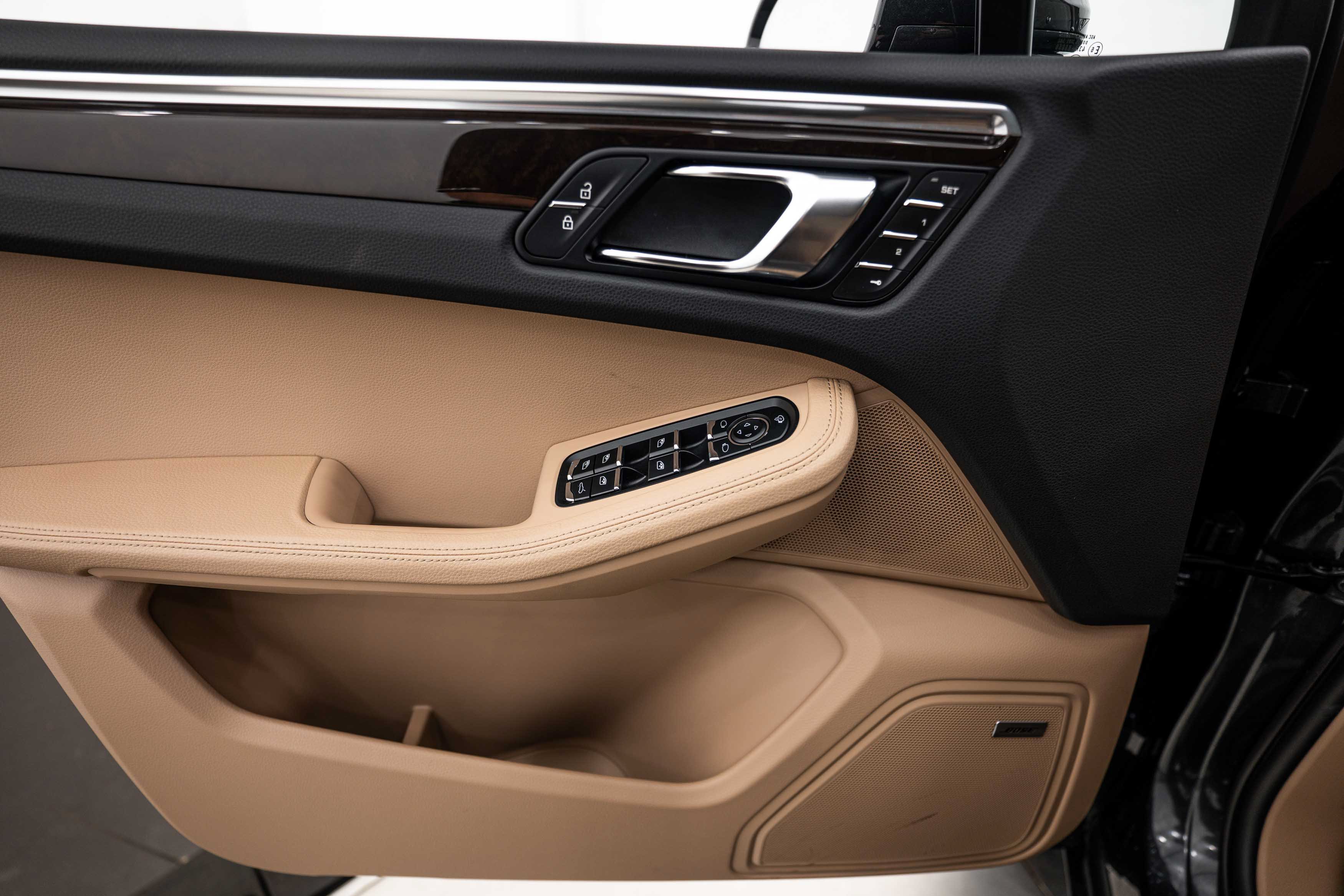 Certified 2025 Porsche Macan AWD/4WD image 16
