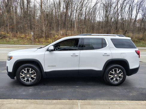 Used 2023 GMC Acadia SLE w/ Driver Convenience Package image 4