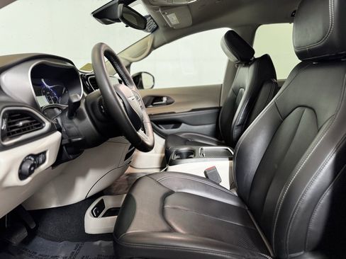 Used 2024 Chrysler Pacifica Touring-L image 12