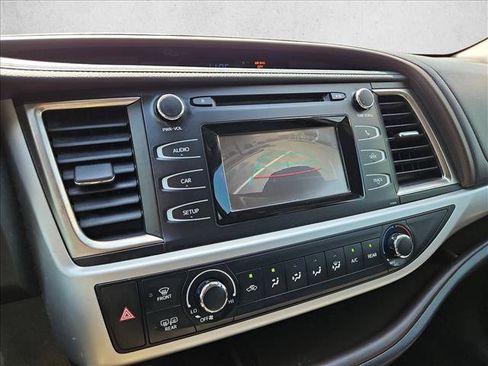 Used 2019 Toyota Highlander LE FWD image 12