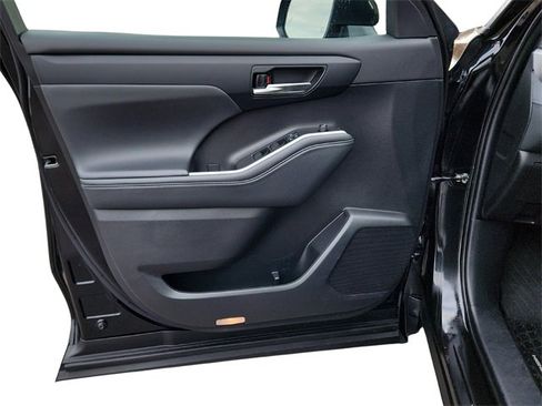 Used 2022 Toyota Highlander XLE image 23