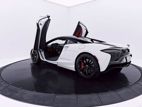 Used 2024 McLaren Artura RWD image 22