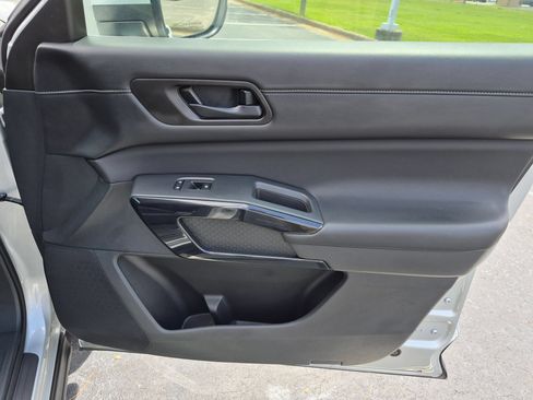 Used 2024 Nissan Pathfinder SV FWD image 34