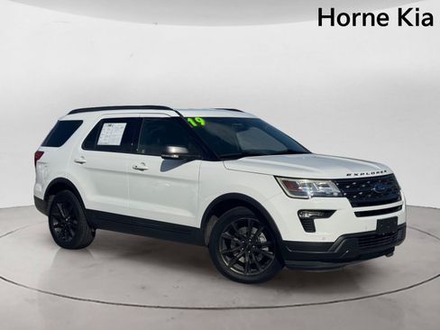 Used 2019 Ford Explorer XLT w/ Equipment Group 202A FWD image 2