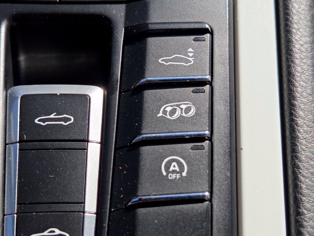 Used 2019 Porsche 718 Boxster RWD image 16