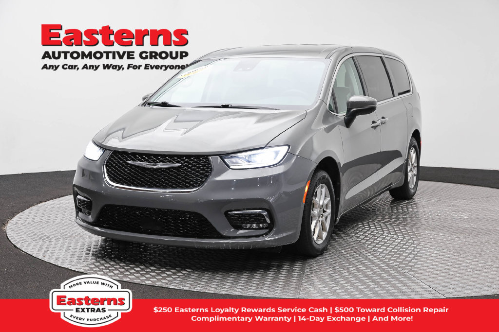 Used 2023 Chrysler Pacifica Touring-L FWD image 1