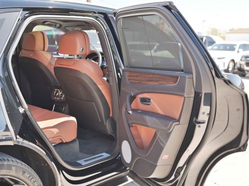 Used 2018 Bentley Bentayga image 12