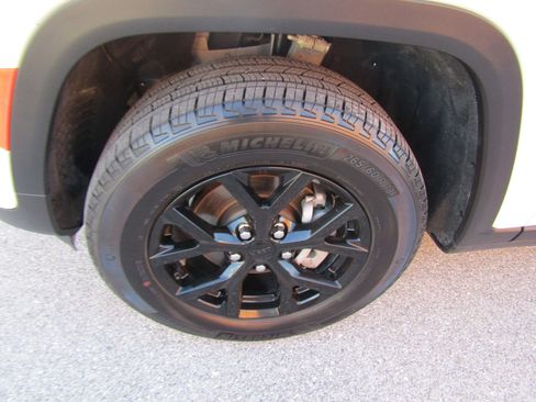 Used 2024 Jeep Grand Cherokee Altitude AWD/4WD image 9