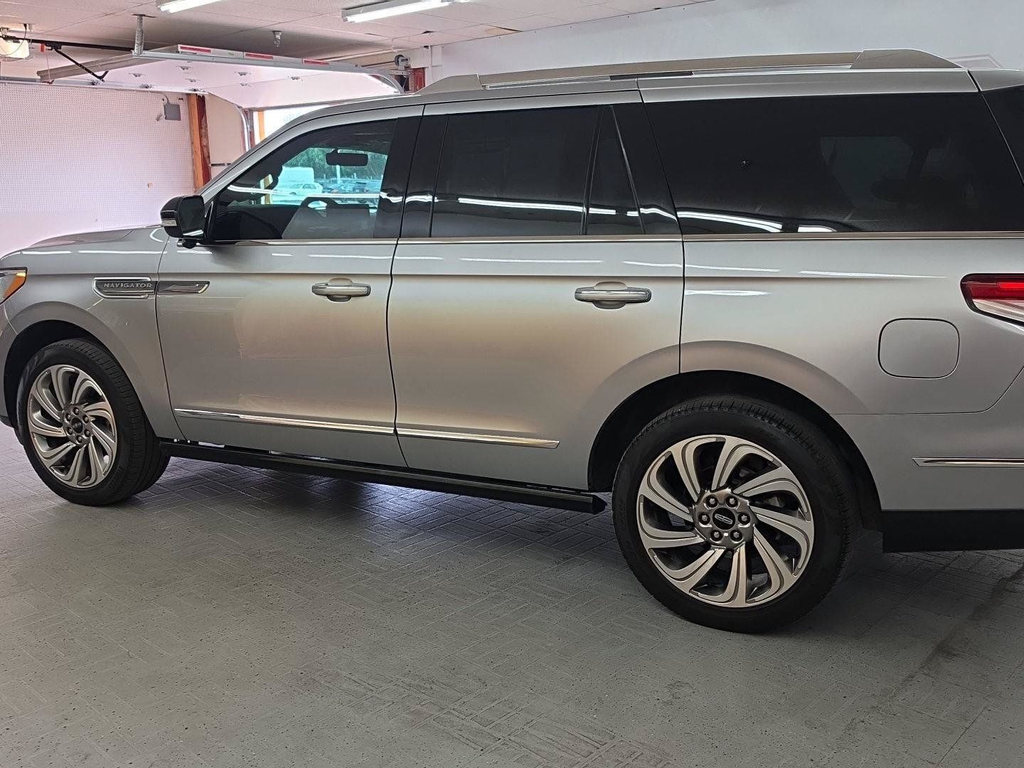 Certified 2023 Lincoln Navigator Reserve AWD/4WD image 3