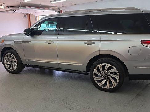 Used 2023 Lincoln Navigator Reserve AWD/4WD image 3
