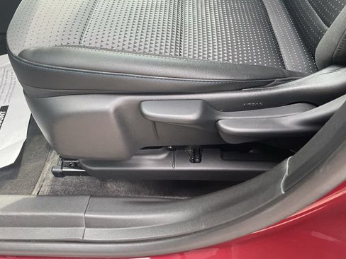 Used 2025 Chevrolet Trax LT w/ LT Convenience Package FWD image 9