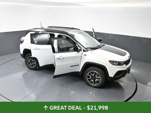 Used 2025 Jeep Compass Trailhawk w/ Trailer Tow Group image 62