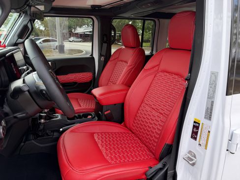 Used 2025 Jeep Wrangler Unlimited Sahara AWD/4WD image 28