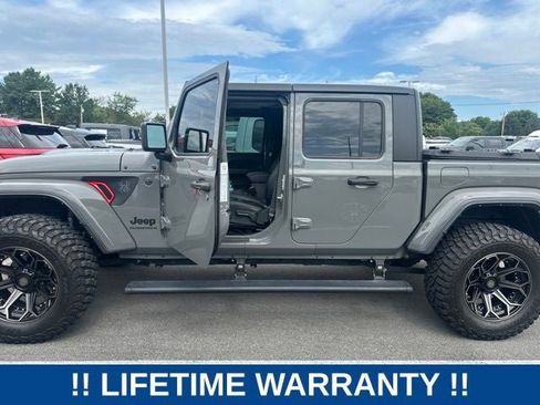 Used 2023 Jeep Gladiator Sport AWD/4WD image 2