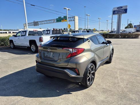 Used 2021 Toyota C-HR XLE image 10