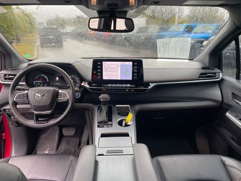 Used 2023 Toyota Sienna XSE image 28