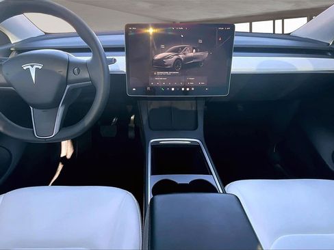 Used 2022 Tesla Model Y Long Range image 15