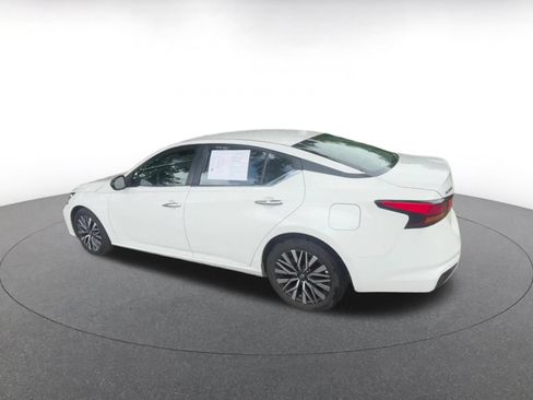 Used 2025 Nissan Altima 2.5 SV FWD image 8