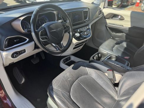 Used 2019 Chrysler Pacifica Touring-L image 8