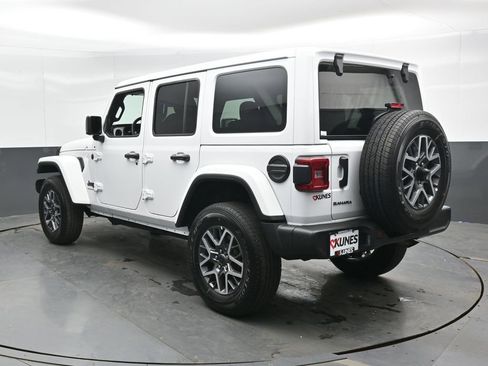 Used 2025 Jeep Wrangler Unlimited Sahara AWD/4WD image 9