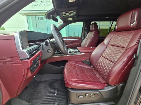 Used 2025 Cadillac Escalade ESV Sport w/ LPO, ONYX Package AWD/4WD image 10
