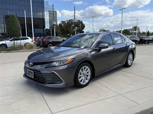 Used 2022 Toyota Camry LE image 3