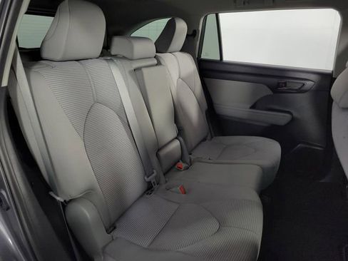 Used 2021 Toyota Highlander LE image 17